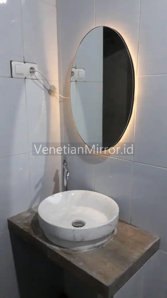 VM 004602 Wall Mirror Bathroom Oval With Lamp