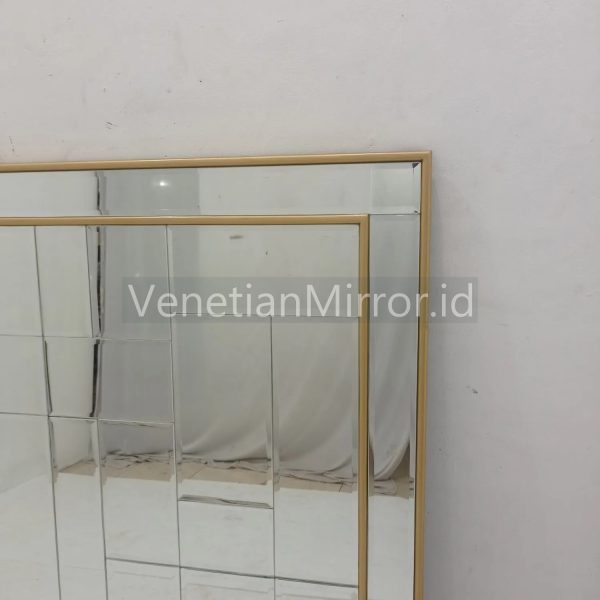VM 004731 Beveled Wall Mirror List Gold
