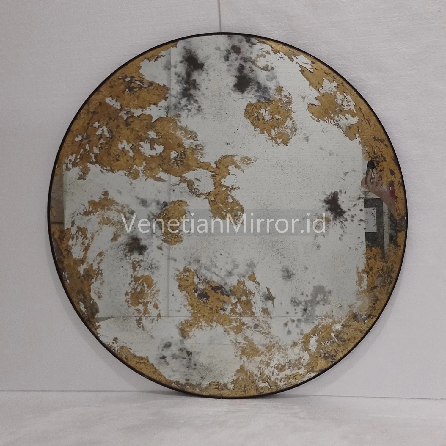 VM 018062 Round Antique Mirror Goldleaf